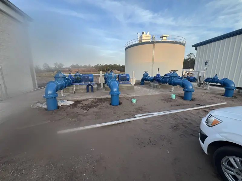 Pump station next to the storage tank